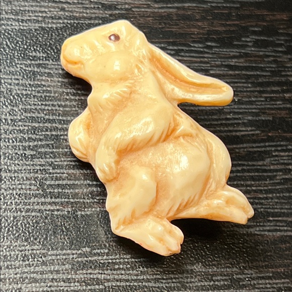 Ralph Massey Rabbit Brooch Resin Netsuke Reproduction Raven - Picture 2 of 4